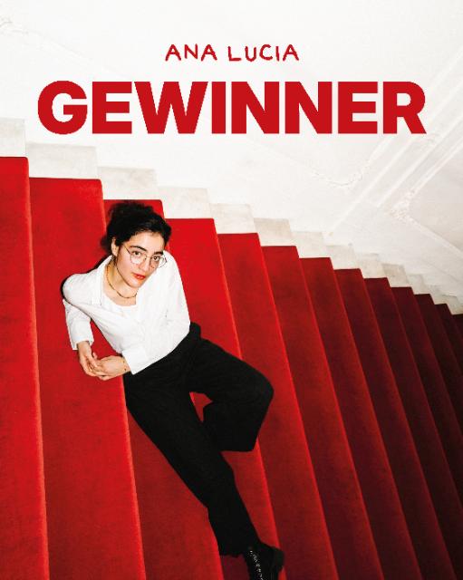 Eine Frau in schwarz-weißer Kleidung sitzt auf einer roten Treppe.