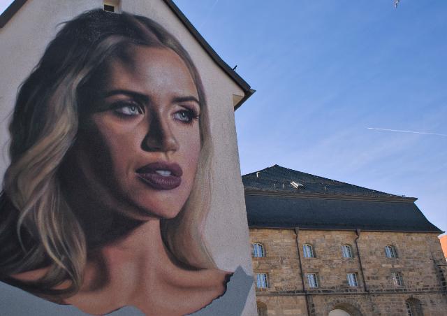 Mural an Hauswand vor Opernhaus