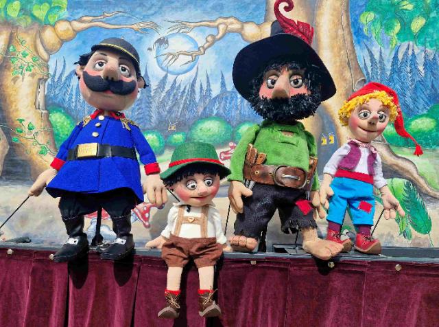 Vier Puppenfiguren auf der Bühne