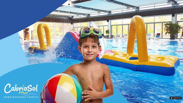 Junge mit Wasserball steht vor einem Schwimmbecken