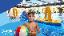 Junge mit Wasserball steht vor einem Schwimmbecken