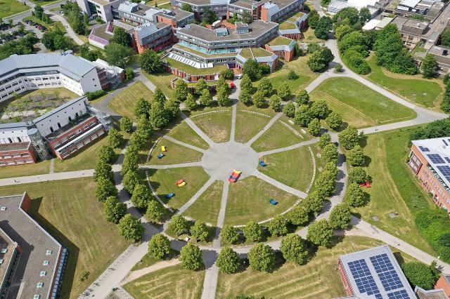 Sommerbild Rondell Universität Bayreuth