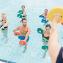 Menschen im Wasser mit Gymnastikgeräten