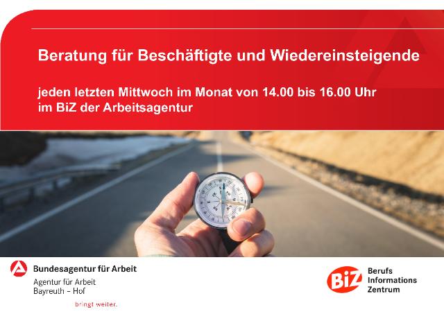 Kompass in einer Hand vor einer Straße