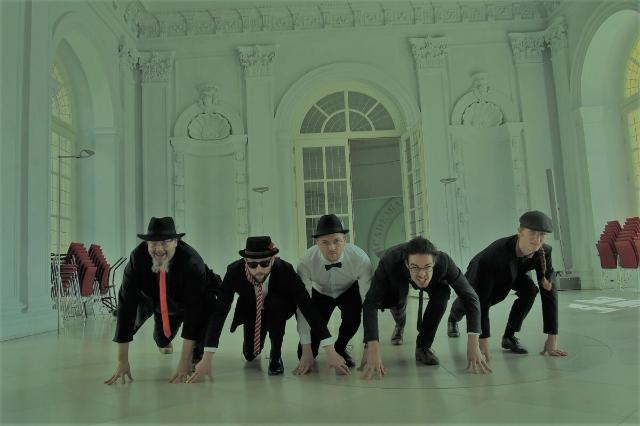 Die Musiker in Startposition in einer Reihe