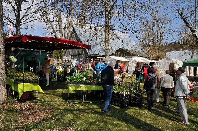 Ostermarkt bei angenehmen Wetter