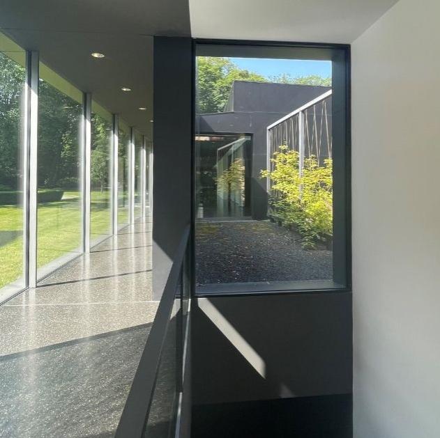 Man sieht eine perspektiveische Fotografie verglaster Elemente des Museumsneubaus 