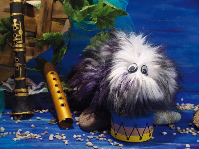 Zwei Flöten und ein Meerschweinchen als Puppe.