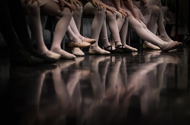 Füße in Ballettschuhen beim Training