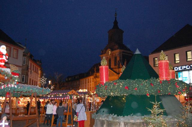 Großer Adventskranz auf dem Christkindlesmarkt