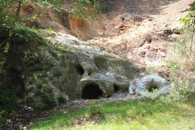 Abbauwand für Silbersand mit Höhle