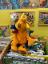 Maskottchen Kibby sitzt auf ein paar Bilderbüchern.
