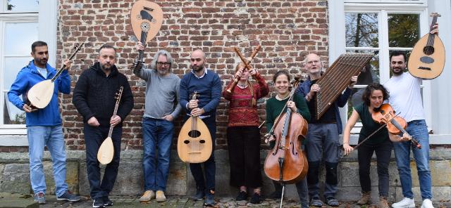 Das Bild zeigt 10 Musiker*innen des Aramic Ensembles mit ihren Instrumenten