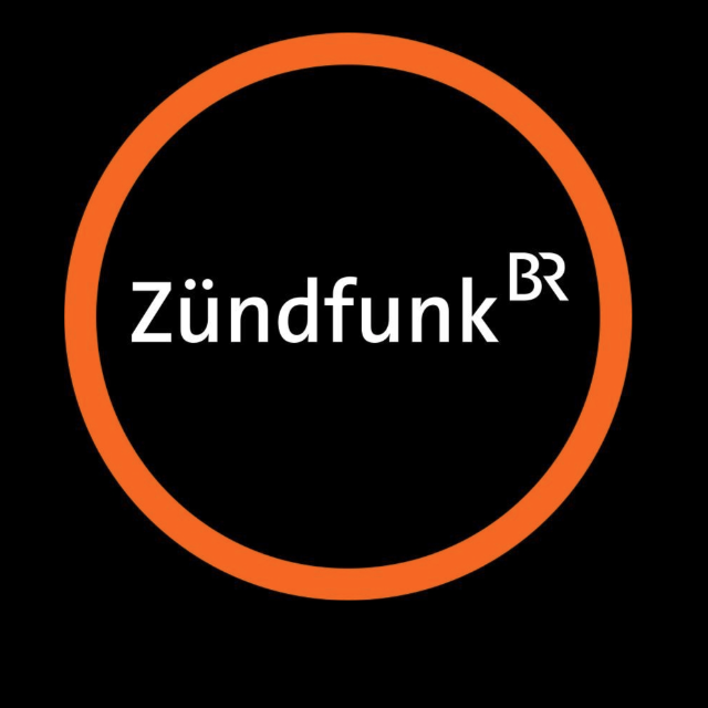 Logo von Zündfunk: Weiße schrift auf schwarzem Grund mit orangem Kreis.
