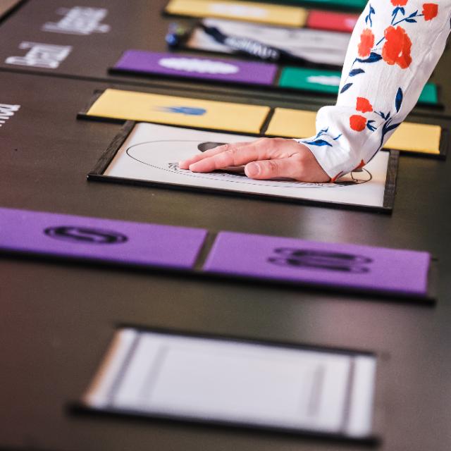 Person fühlt mit ihrer Hand ein sensorisch erfahrbares Ausstellungsstück im Museum