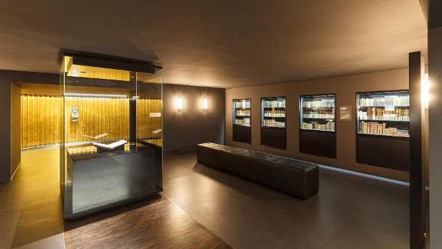 Schatzkammer im Richard Wagner Museum Bayreuth mit Dresdner Bibliothek