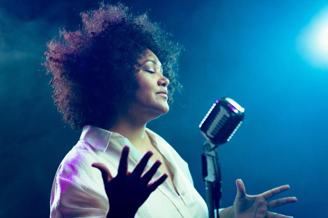 Die Sängerin Njeri Weth