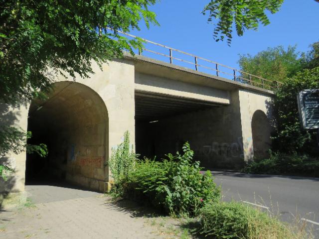 Ansicht der Bahnbrücke in der Tunnelstraße.