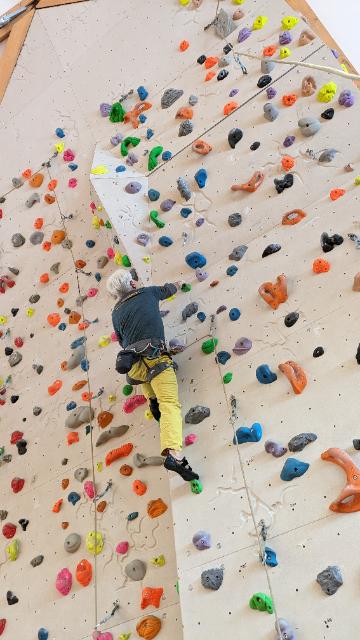 Willi am Klettern in der Halle 