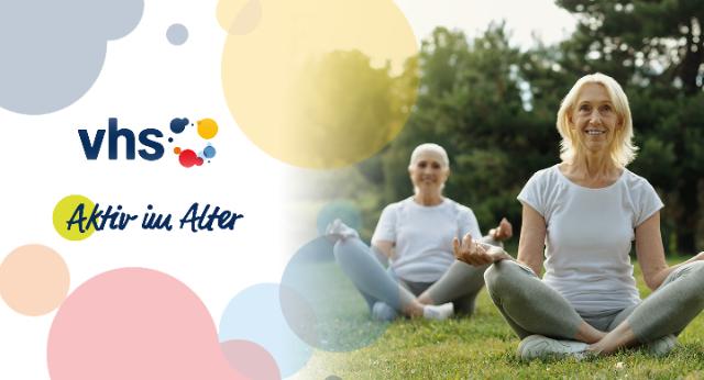 Logo vhs Aktiv im Alter und ältere Menschen, die Entspannungsübungen auf der Wiese machen. 