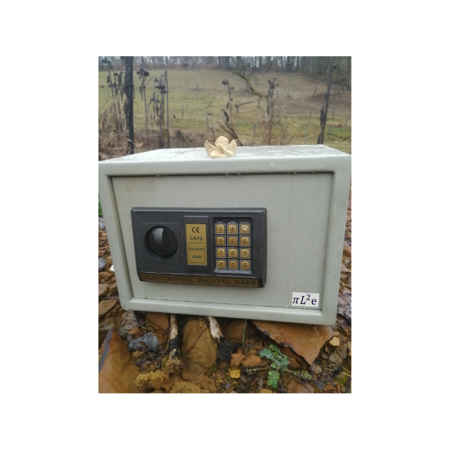 Ein Foto von einem Tresor, draußen, darauf eine kleine Engelsfigur.