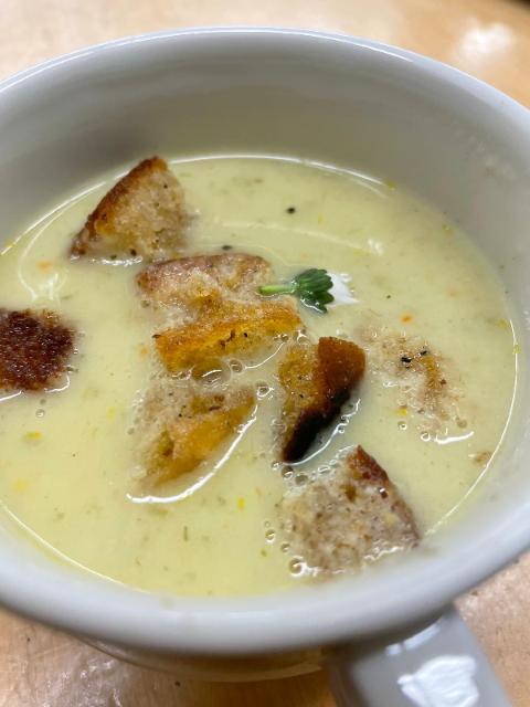 Gänseblümchen Suppe mit Brotkrummen