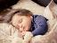 Schlafendes Kind mit Kuscheltier