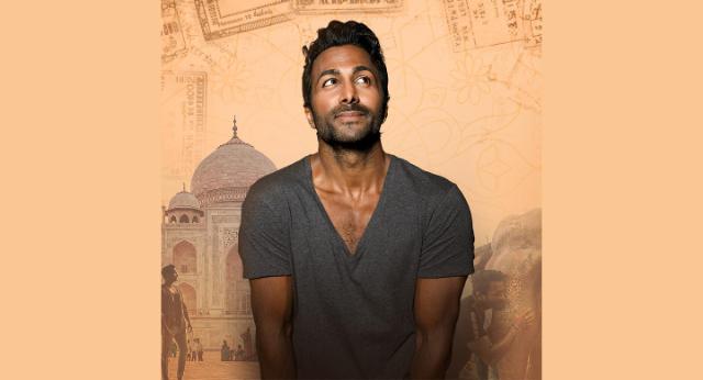 Biyon als Portrait von einem ocker Hintergrund mit Indischen Gebäuden