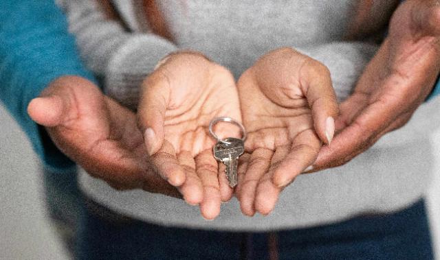 Schlüssel liegt in einer Hand