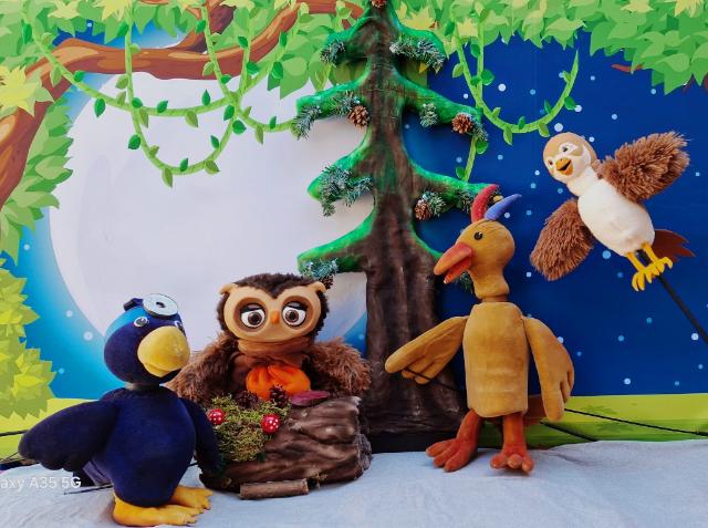 Darstellung der Figuren aus dem Stück die Eule mit der Beule