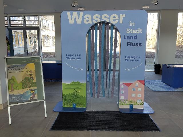 Stele mit Schriftzug Wasser in Stadt Land Fluss