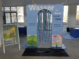 Stele mit Schriftzug Wasser in Stadt Land Fluss