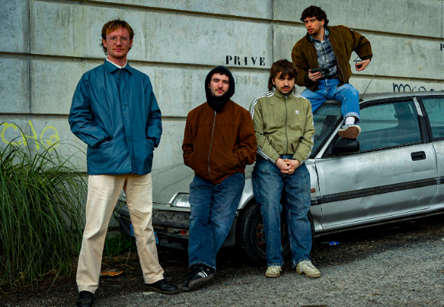 Die Band Technopolice mit vier Mitgliedern posiert vor, bzw. auf einem Auto