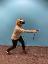 Frau spielt mit VR-Brille