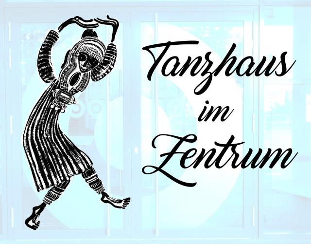 Stilisierte Tänzerin vor Eingangsportal ZENTRUM