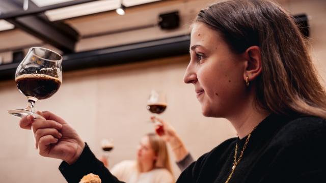 Frau mit Bier in der Hand