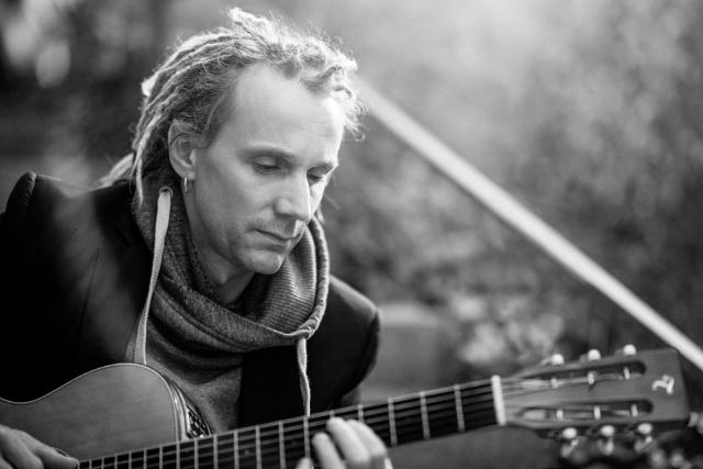Hannes mit seiner Gitarre in schwarz weiß 