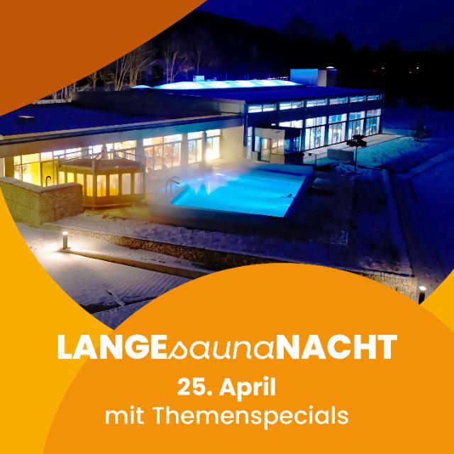 Vom Freibad aus sieht man ein blau beleuchtetes Becken und das innen beleuchtete Schwimmbad. Das Bild wurde nachts aufgenommen. Auf dem Bild ist ein Schriftzug zu sehen. Darauf steht der Name der Veranstaltung ‚Lange Saunanacht‘ und das Datum 25. April mit Themenspecials.
