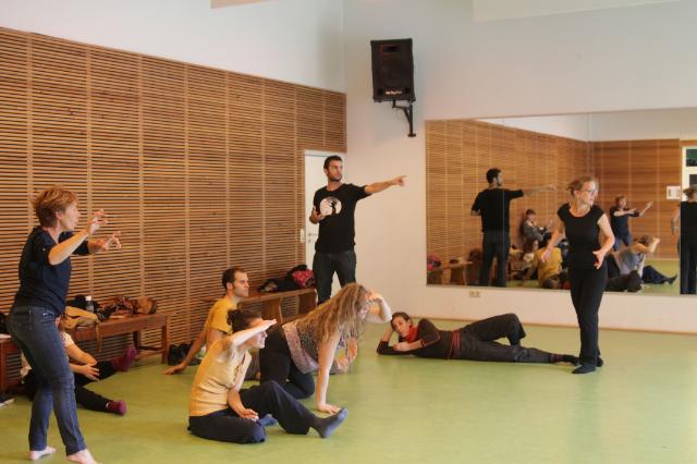 Menschen spielen Theater