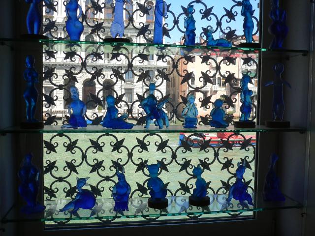 Blick dur ein Fenster auf Wasser in Venedig