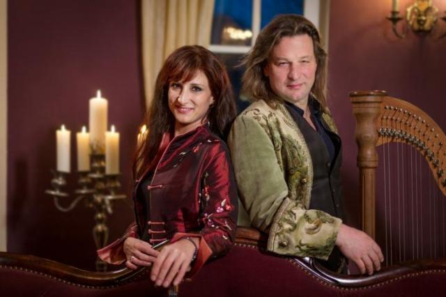 beide Musiker sitzen auf einem Sofa, mit dem Rücken und schauen nach vorn