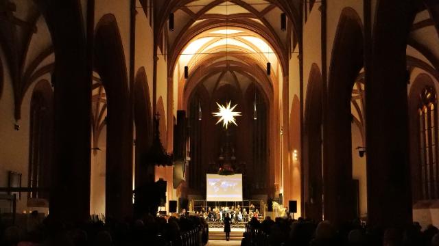 Stadtkirche adventlich beleuchtet