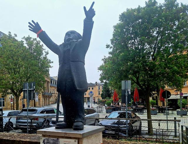 Statue von Richard Wagner auf einem Würfel stehend