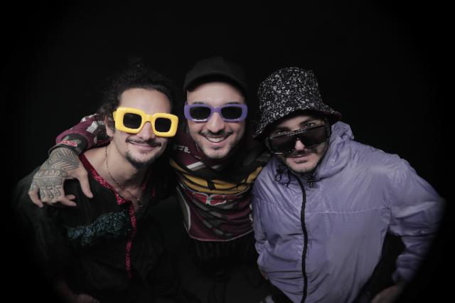 Drei junge Männer mit Sonnenbrille