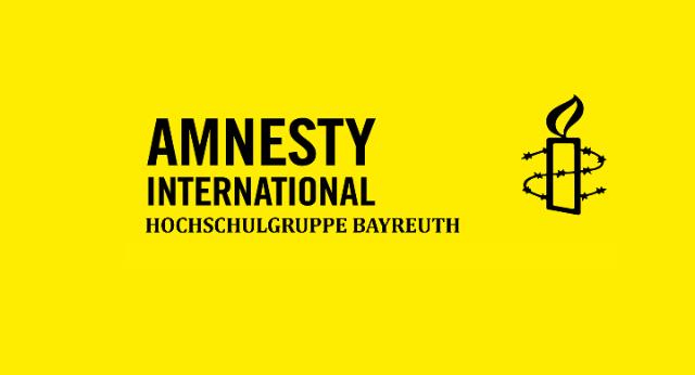 Schriftzug Amnesty International Hochschulgruppe Bayreuth auf gelbem Hintergrund