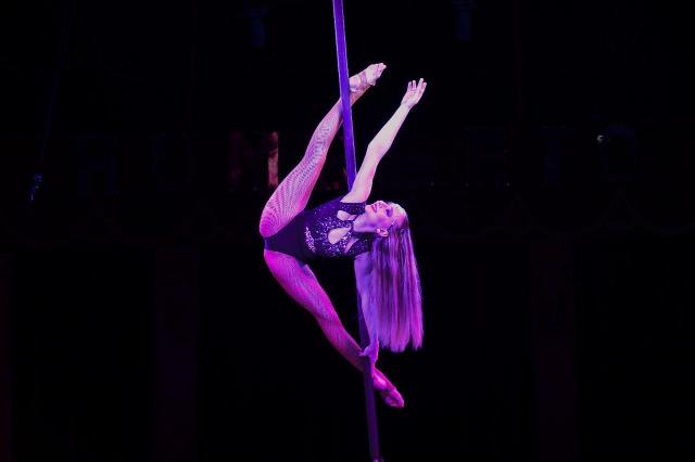 Artistin hängt am Seil