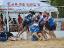 Die Gewinner des Beachsoccer-Turniers machen einen Sauhaufen im Sand