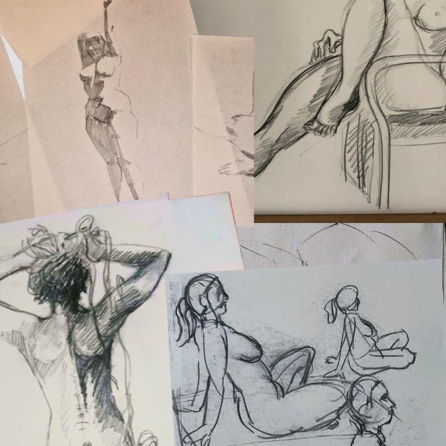 Ein Foto von mehreren Akt-Skizzen, gemalt mit Bleistift oder Tusche.