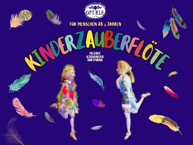 Zu sehen ist der Schriftzug Kinderzauberflöte in bunten Farben, darunter die Puppen Papageno und Tamino und um sie herum viele bunte Federn.