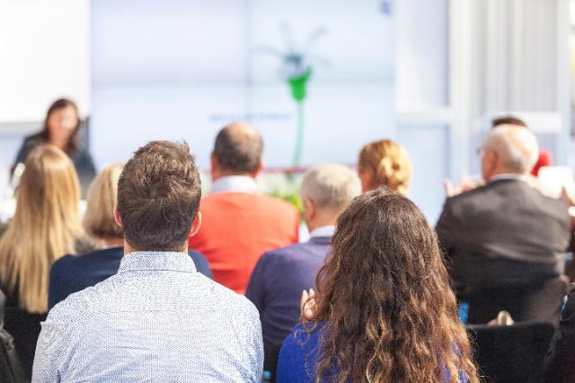 Referent hält Vortrag vor mehreren Personen